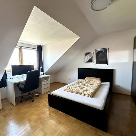 Lejlighed 2-zimmer-wohnung Mit Balkon & Guter Anbindung In