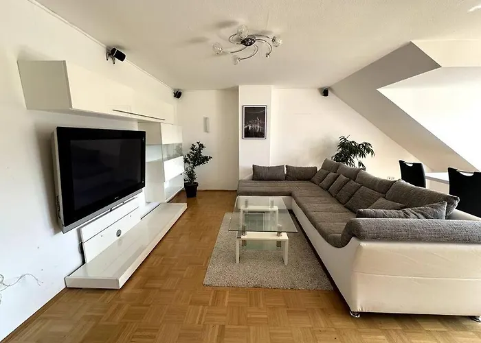 Grosszuegige 2-zimmer-wohnung Mit Balkon, Ruhige Lage Appartamento *