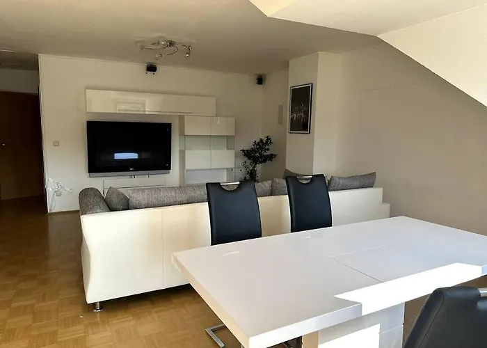 Grosszuegige 2-zimmer-wohnung Mit Balkon, Ruhige Lage *